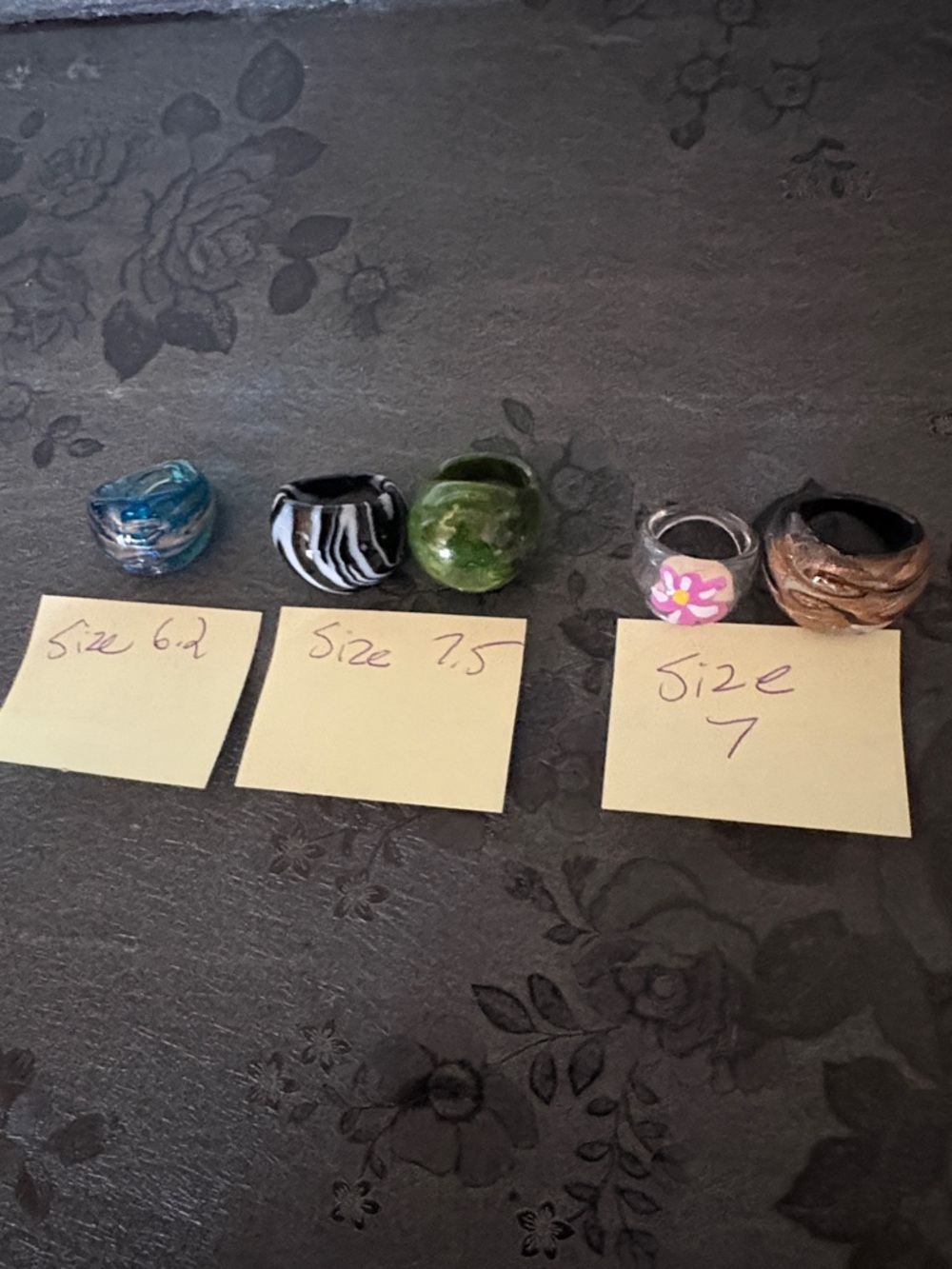 VINTAGE LOT OF SIX VARIOUS DOME-SHAPED RINGS - Picture 7 of 11